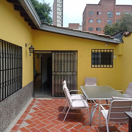 Yellow House Hostel Медельин Экстерьер фото